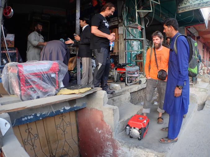 Nákup generátoru ve Skardu